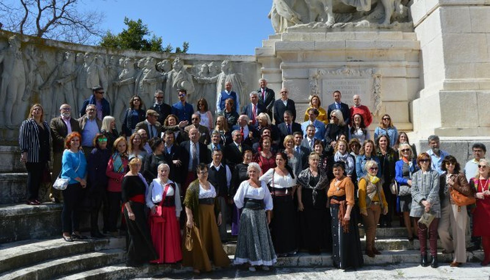 Los congregados tras realizar la ofrenda floral al Monumento de la Constitución de 1812 y a sus diputados, en la plaza de España de Cádiz. Entre los presentes acudieron miembros pertenecientes a los clubes liberales 1812 de Málaga, Bilbao y Cádiz.