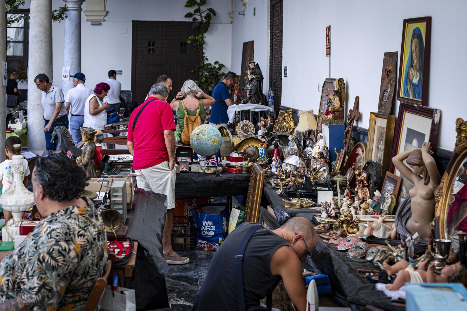 Imágenes del curioso mercadillo de antigüedades en el convento de Santo Domingo en Cádiz