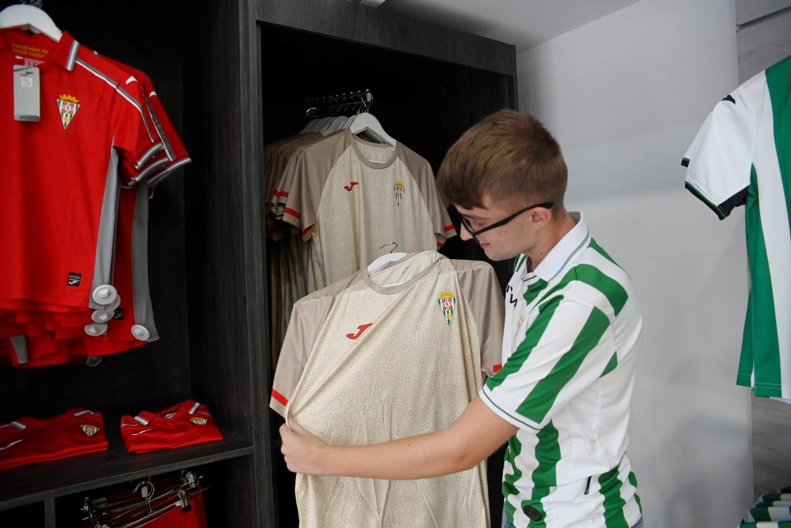 Las mejores fotos del primer día de venta de las nuevas camisetas del Córdoba CF