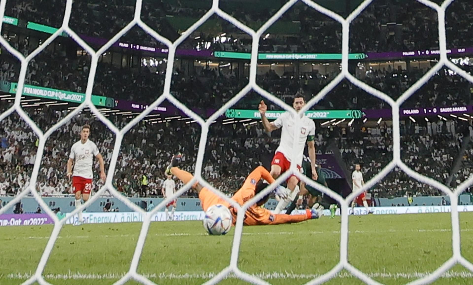 Lewandowski marca su primer gol en un Mundial ante Arabia Saudí.