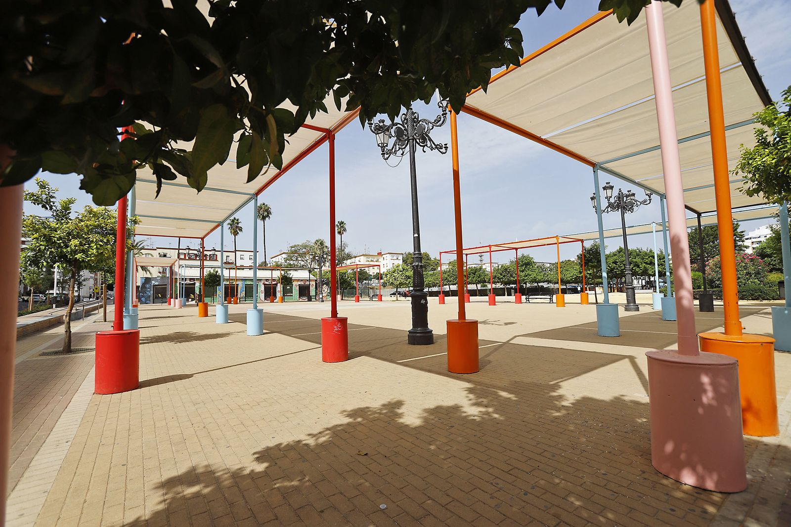 Los toldos pintados reubicados en la plaza del Antiguo Estadio.