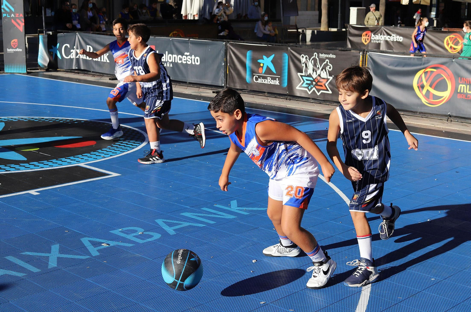 Fernando Romay anima el circuito de baloncesto de Caixabank en Huelva, en imágenes