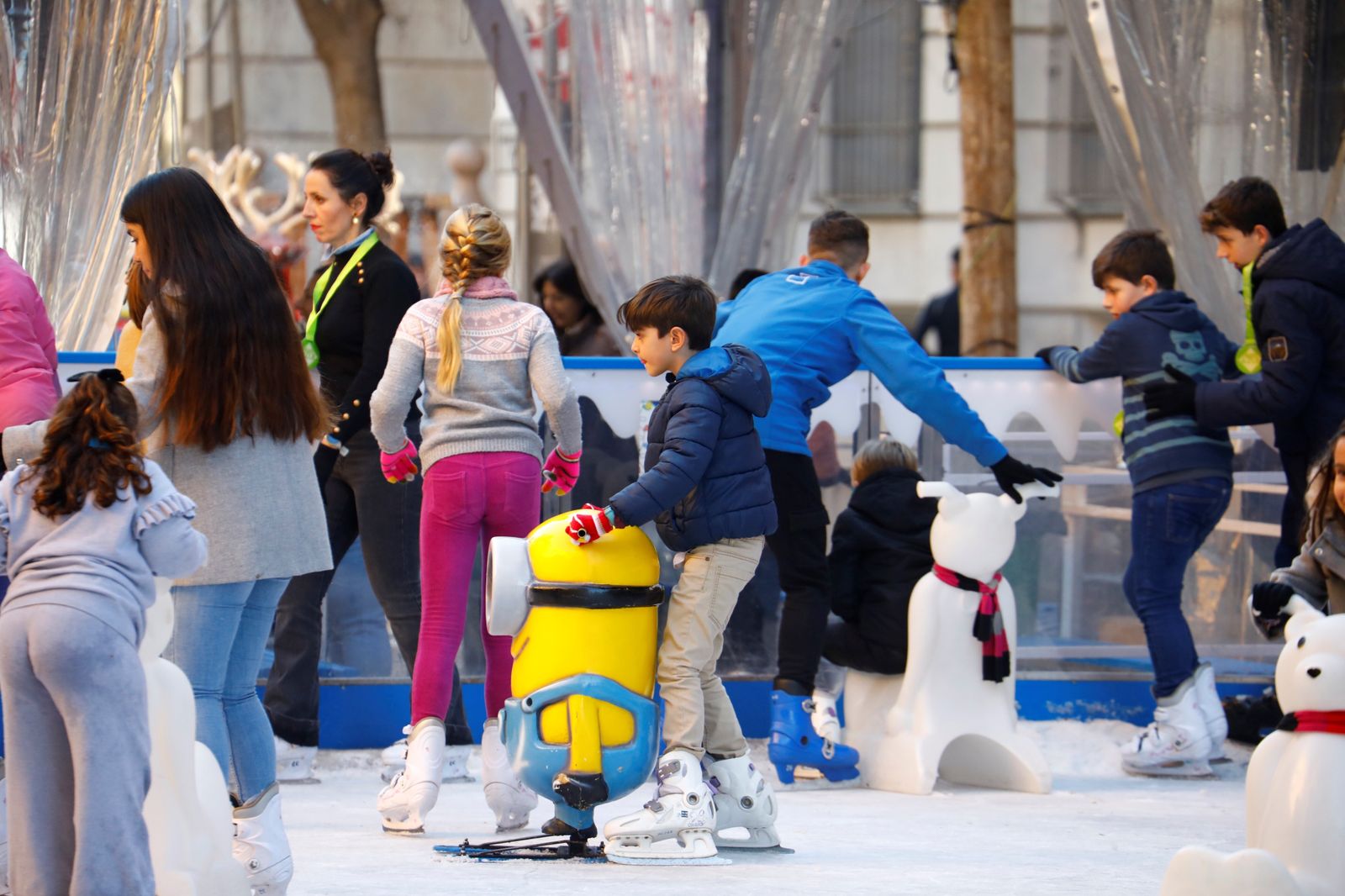El gran ambiente en las calles de Córdoba en la previa de la Nochevieja, en fotografías