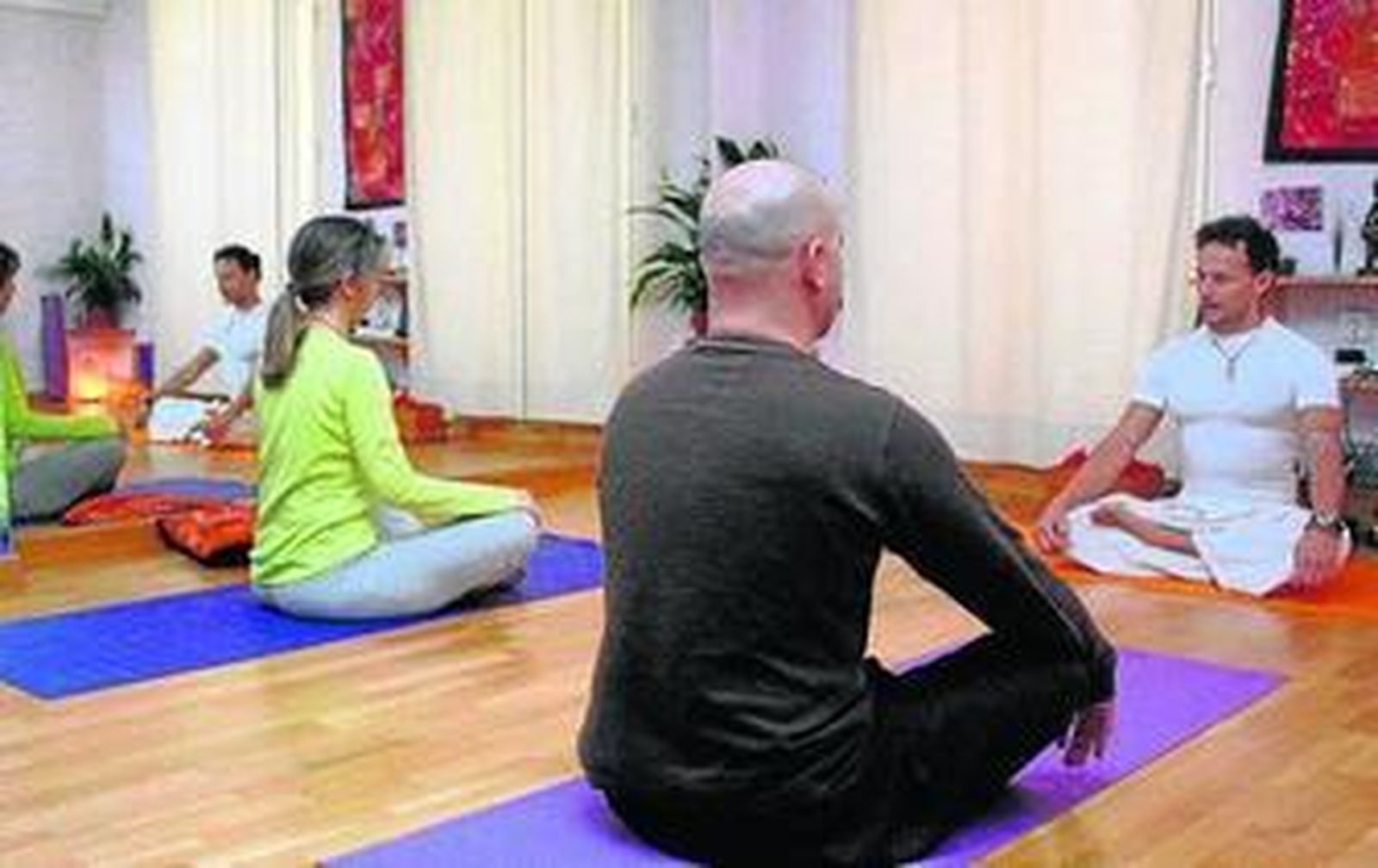 Clases de yoga en un centro especializado.