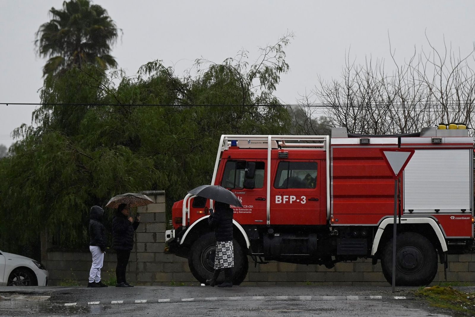 Tensión en los vecinos de Majaneque tras el desalojo por la crecida del Guadalquivir
