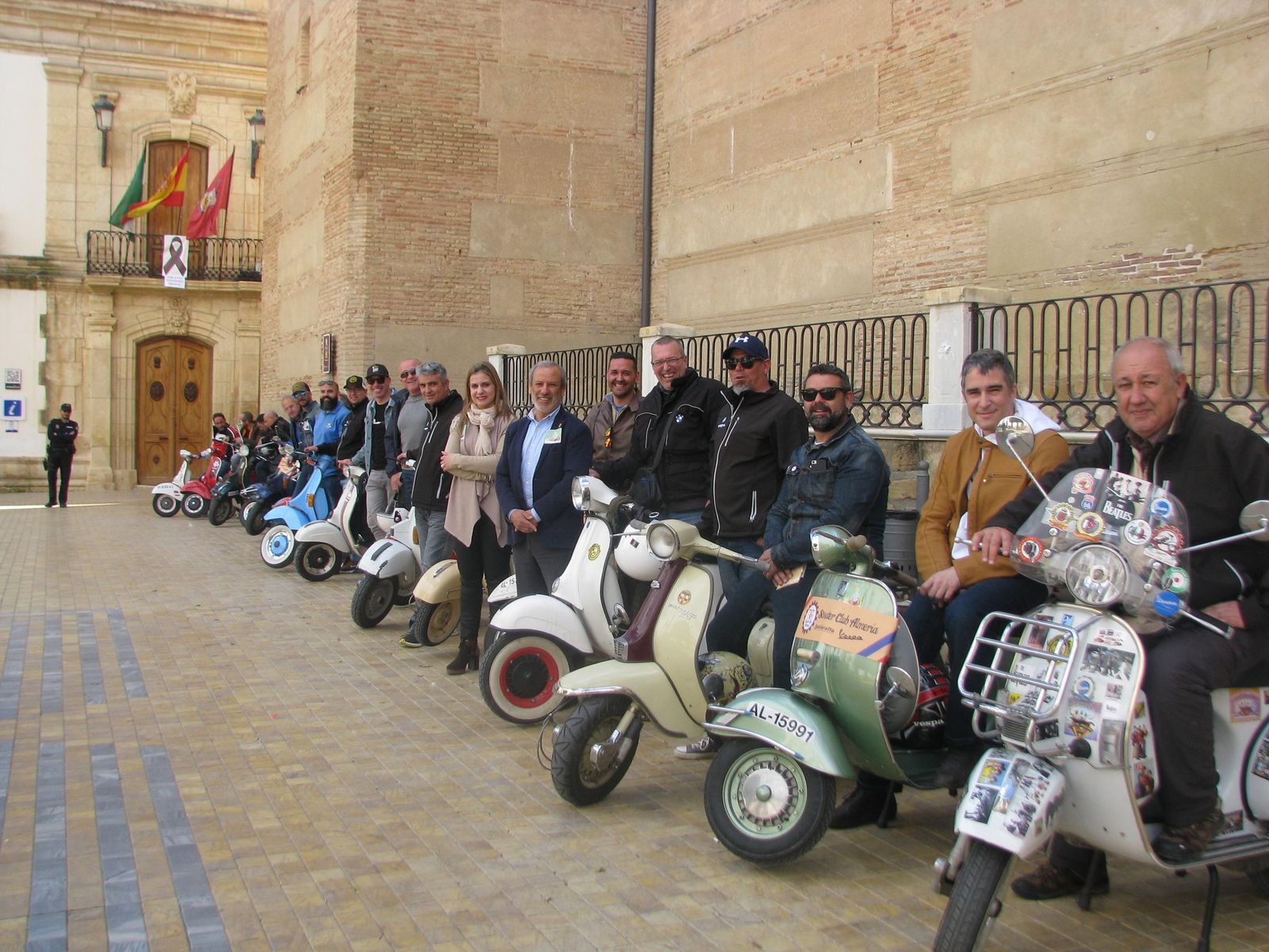Los participantes posan con sus vespas.