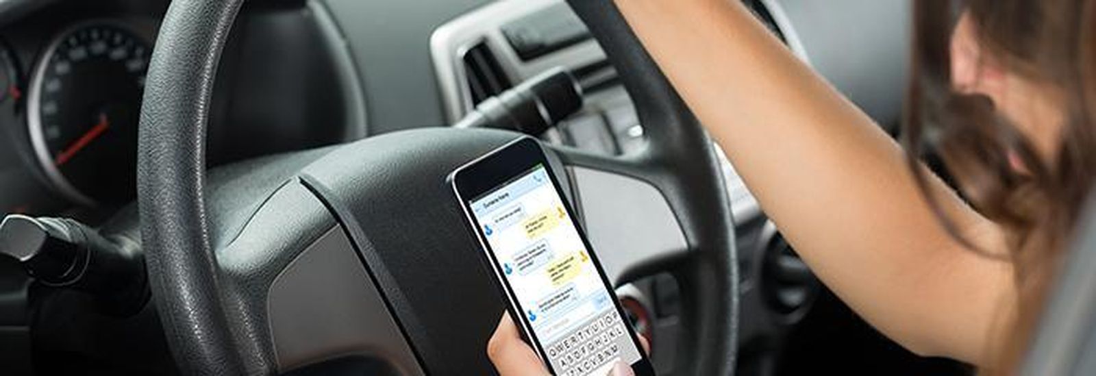 Una de cada tres distracciones al volante en Sevilla son por usar el móvil