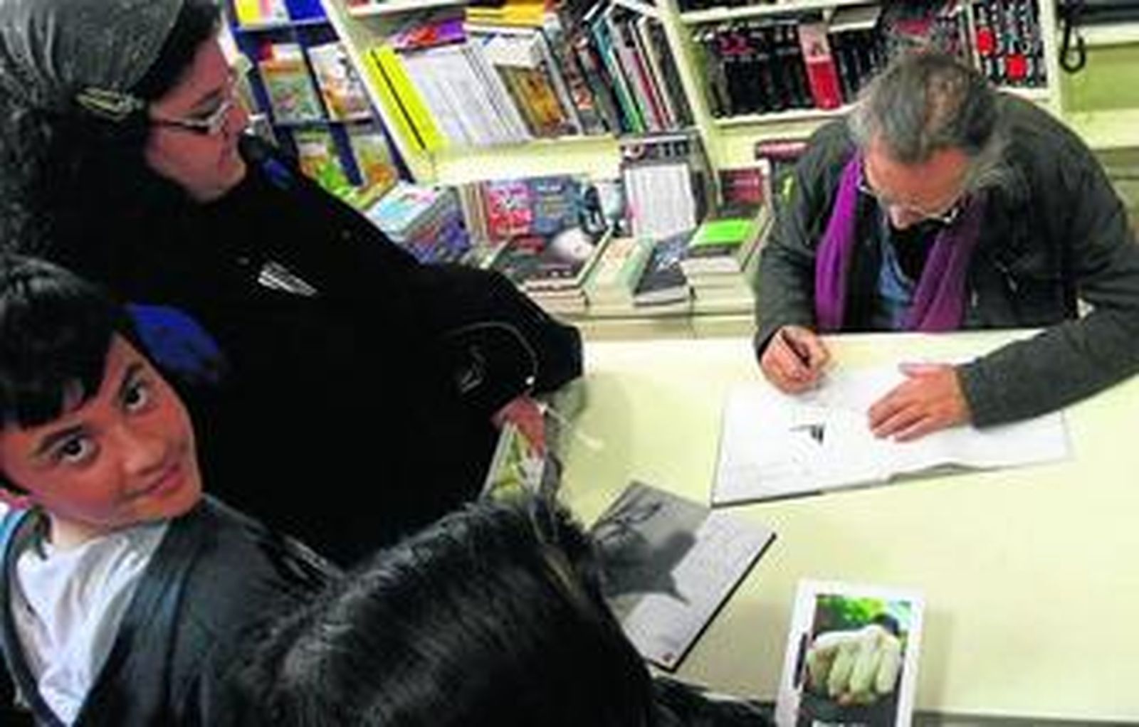 El escritor Ricardo Gómez firma libros en la librería Ares de La Línea.