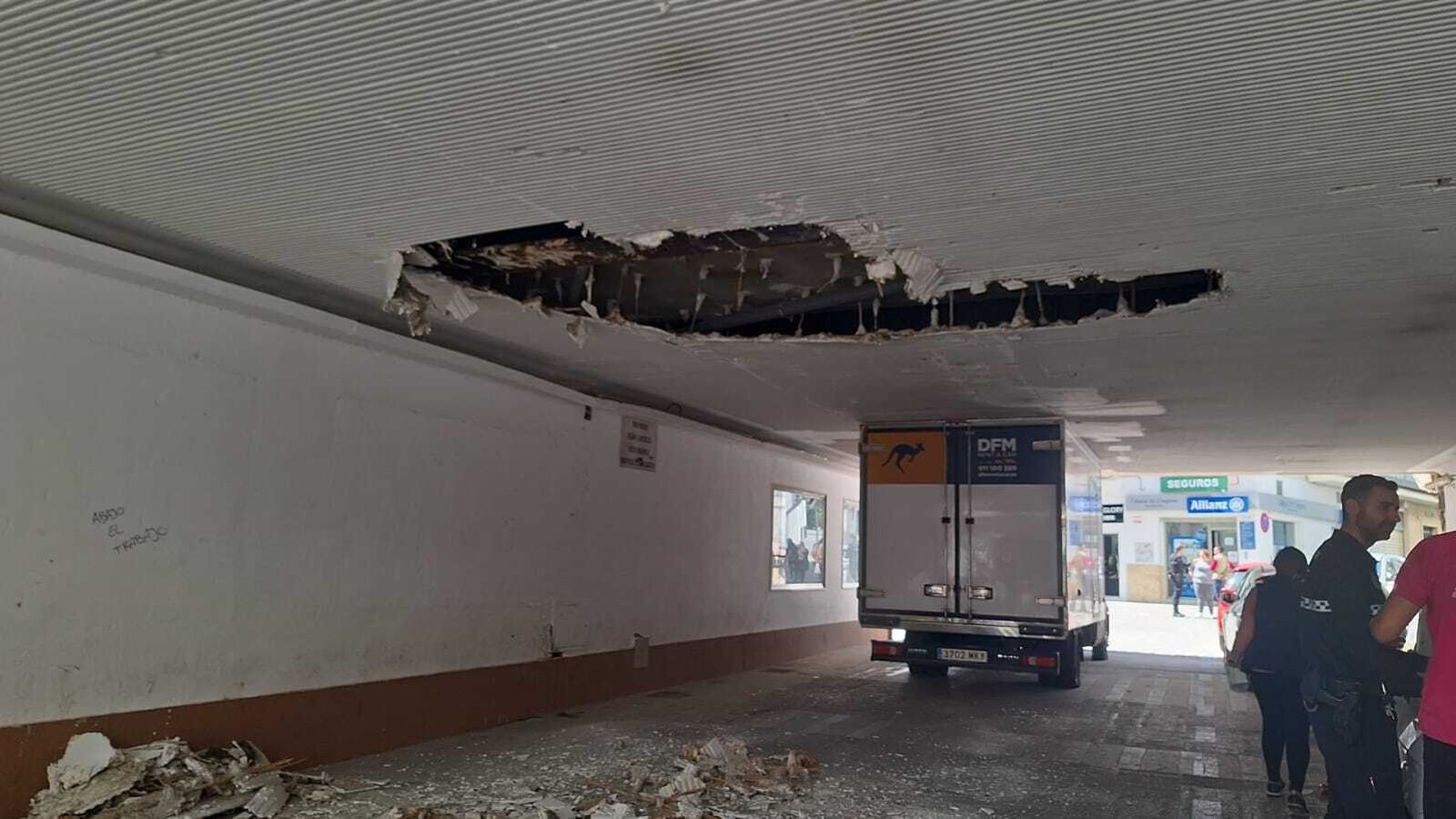 El camión quedó encajado tras arrancar parte de la techumbre
