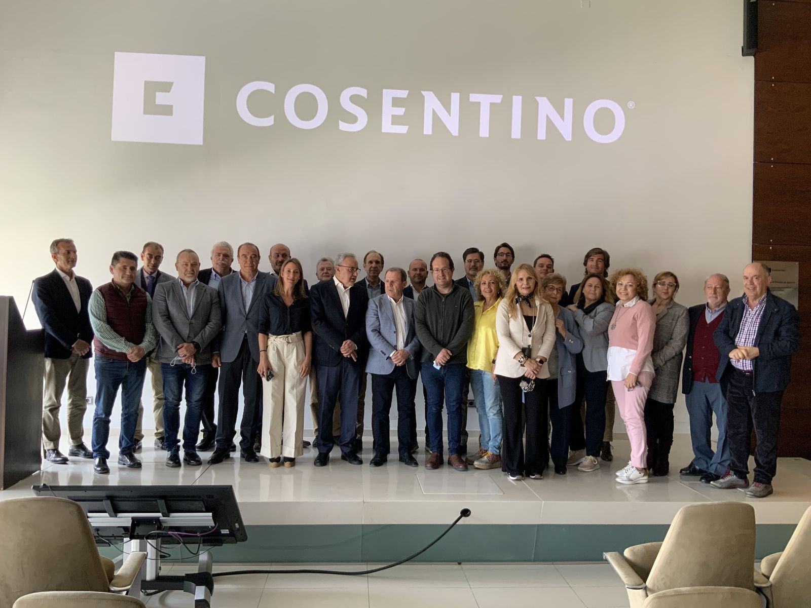 El equipo de la Cámara Almería ha sido recibido por el presidente del grupo Cosentino, Francisco Martínez-Cosentino, y ha estado acompañado durante el recorrido por Santiago Alfonso.