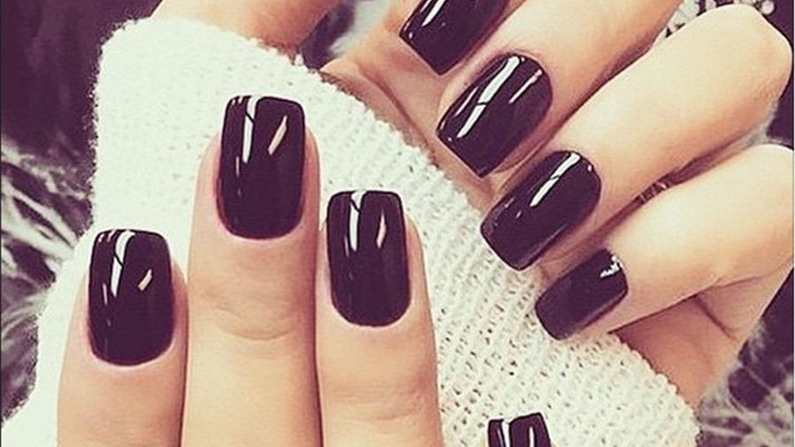 Manicura de color negro, la tendencia del otoño.