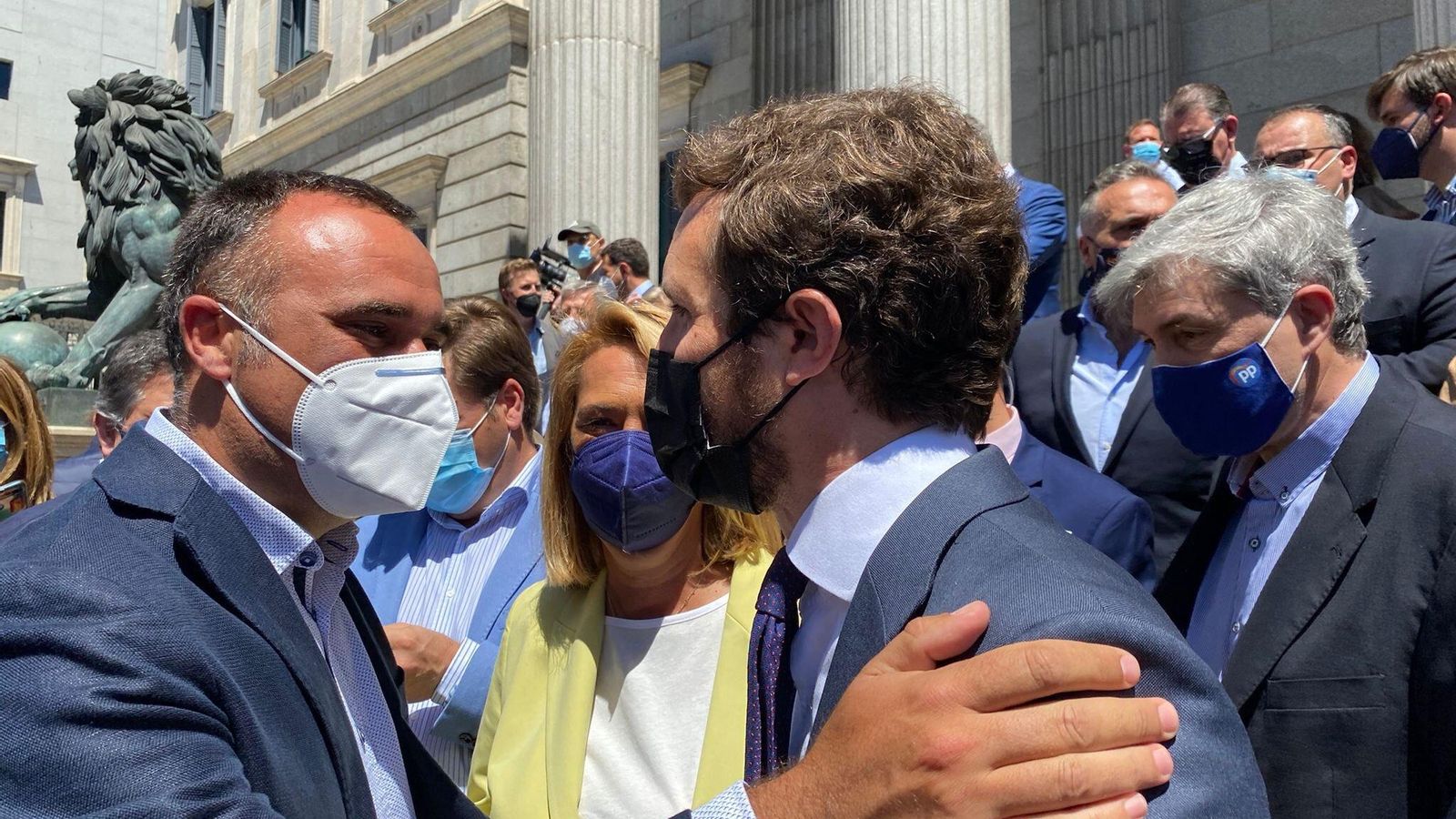 Imagen de archivo de Francisco Rodríguez durante un saludo con Pablo Casado, con la presencia de Luisa García Chamorro.