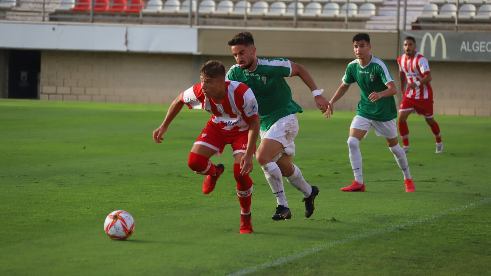 Leiva intenta zafarse de la presión de un jugador del Córdoba B.