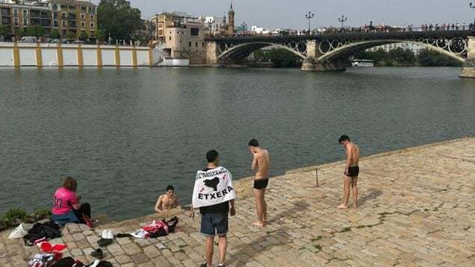 Aficionados del Athletic se bañan en el Guadalquivir