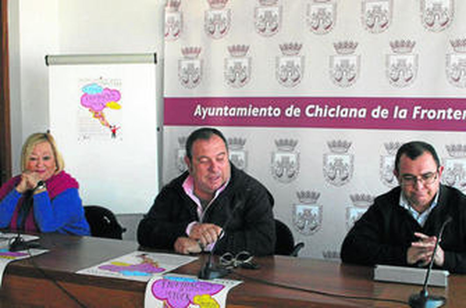 Lechuga, en el centro, junto a Conchi Rodríguez y José Muñoz, ayer durante la presentación de la iniciativa.