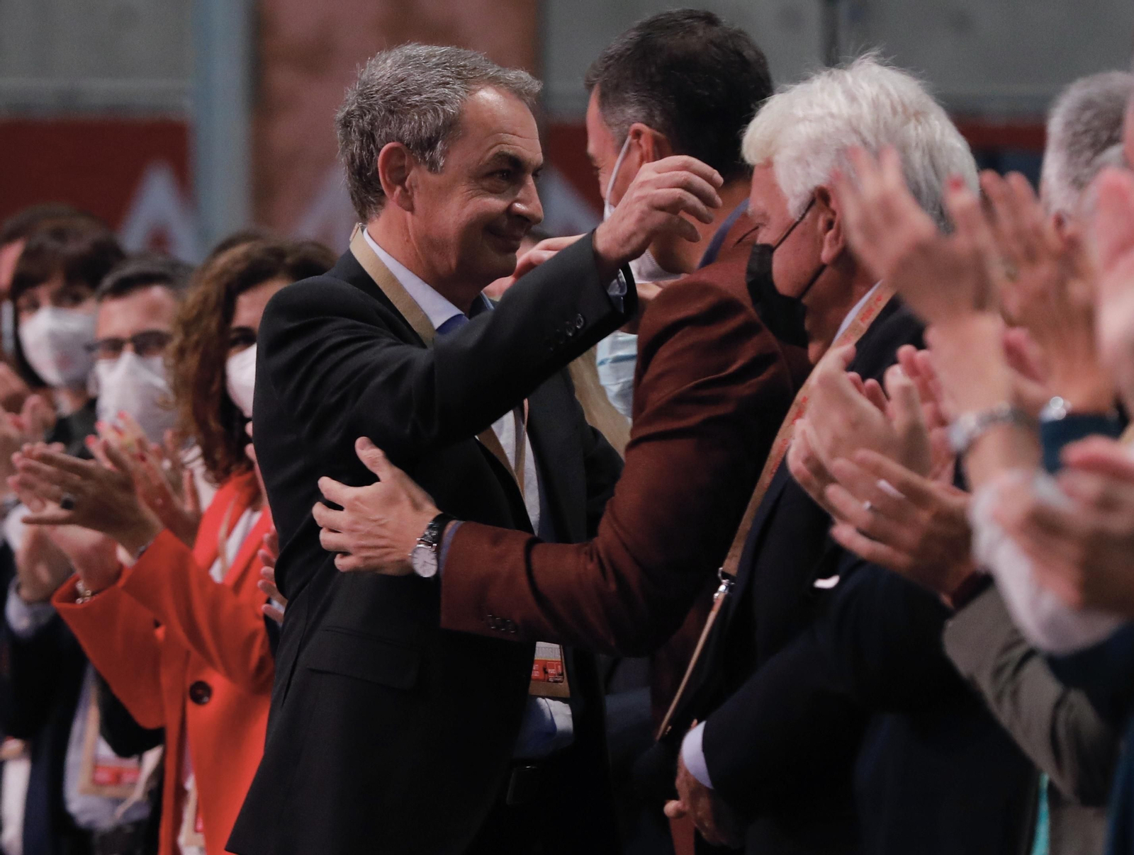 Zapetero se abraza a Pedro Sánchez, junto a Felipe González.