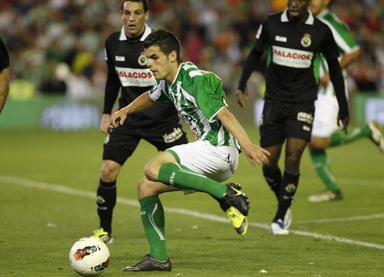 El Betis pierde una oportunidad para distanciarse del descenso y hundir al Racing de Santander (1-1). / Antonio Pizarro