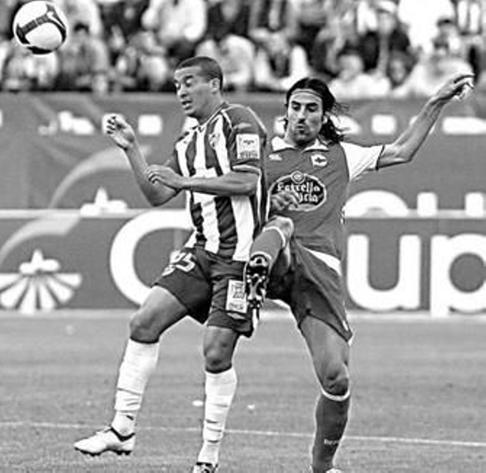 Lolo y Juan Rodríguez pugnan por el esférico.