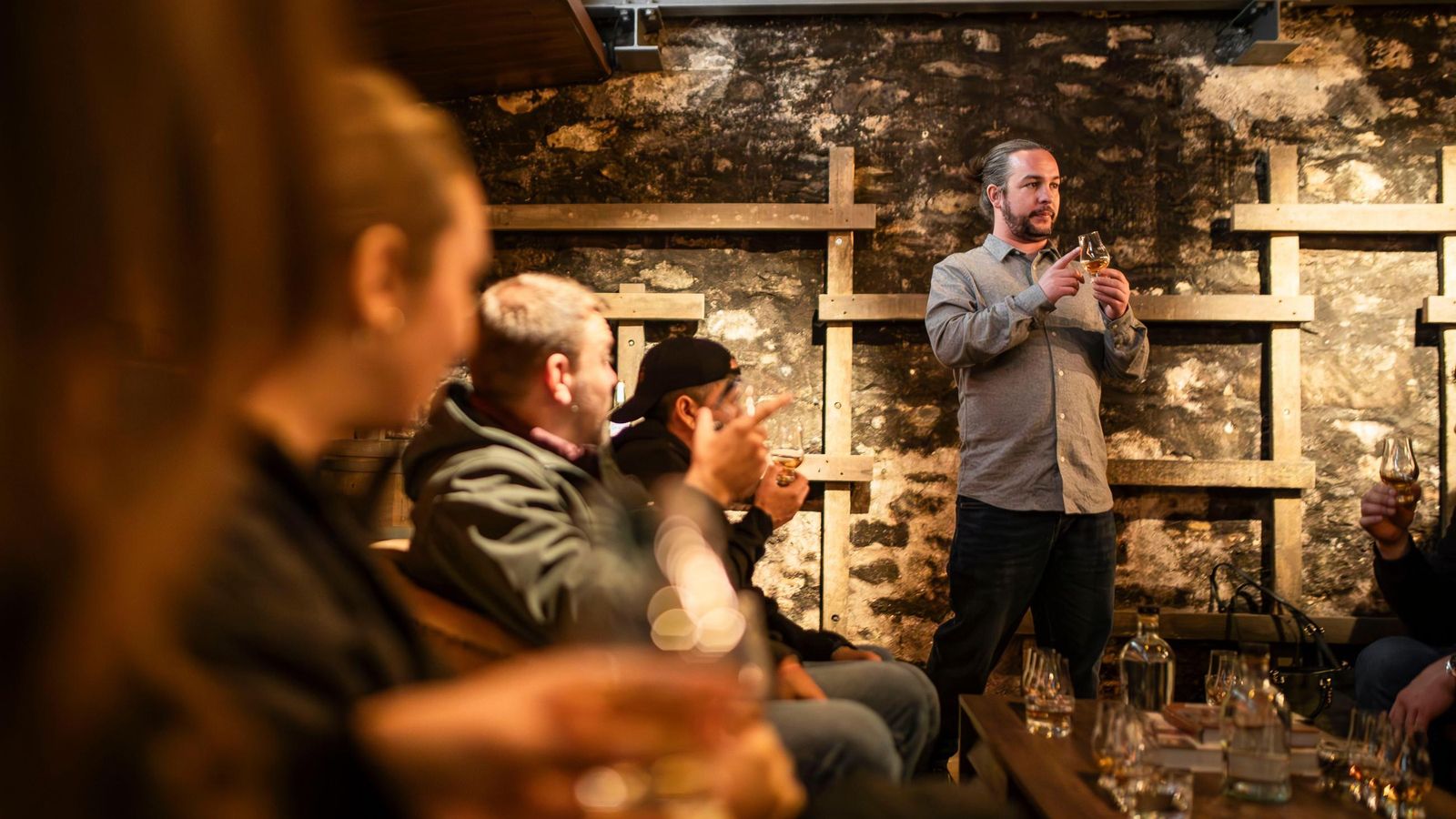 Un momento de la visita a Aberlfeldy de los bartenders sevillanos integrantes de la ruta Dewar's