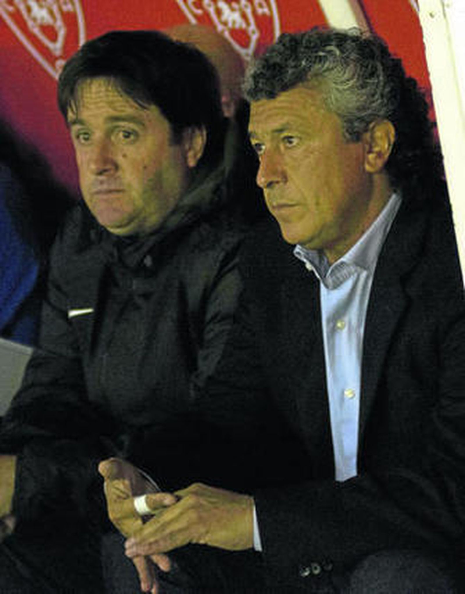 Gorosito en el banquillo de El Sadar con uno de sus asistentes.