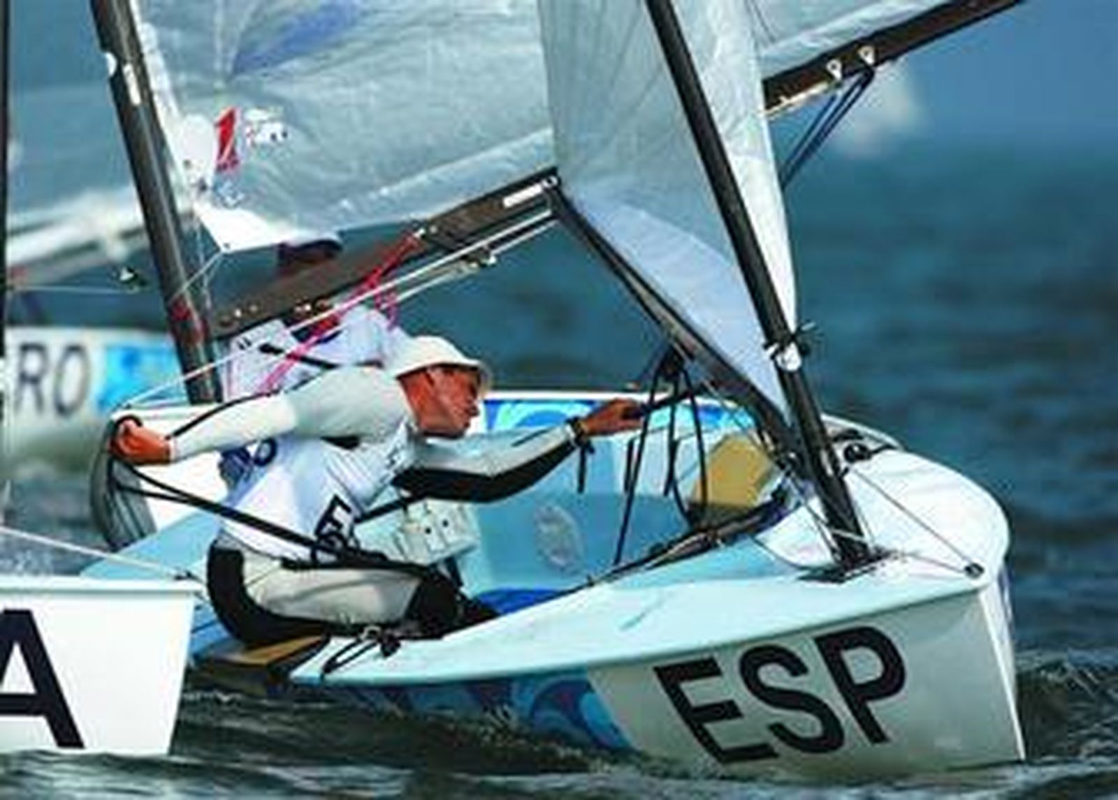 El linense Rafael Trujillo se esfuerza durante la primera jornada de regatas.