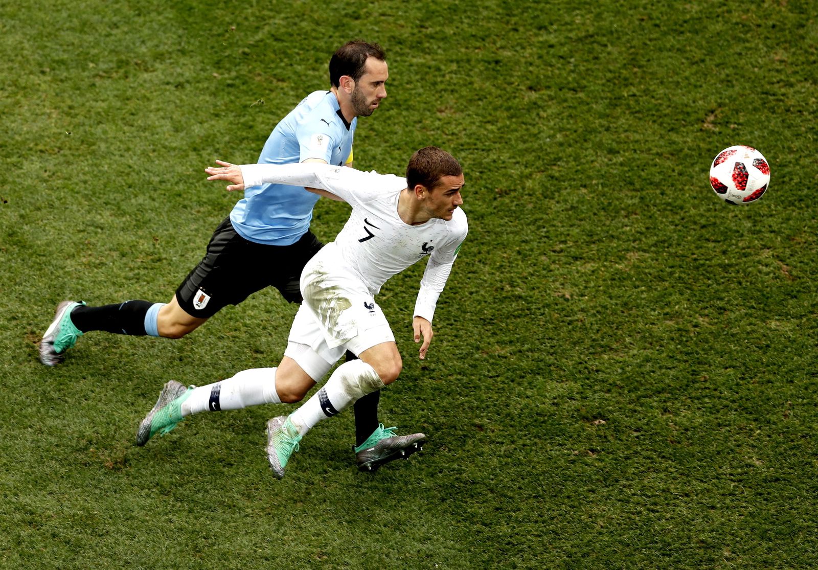 Griezmann, ante su gran amigo Godín.