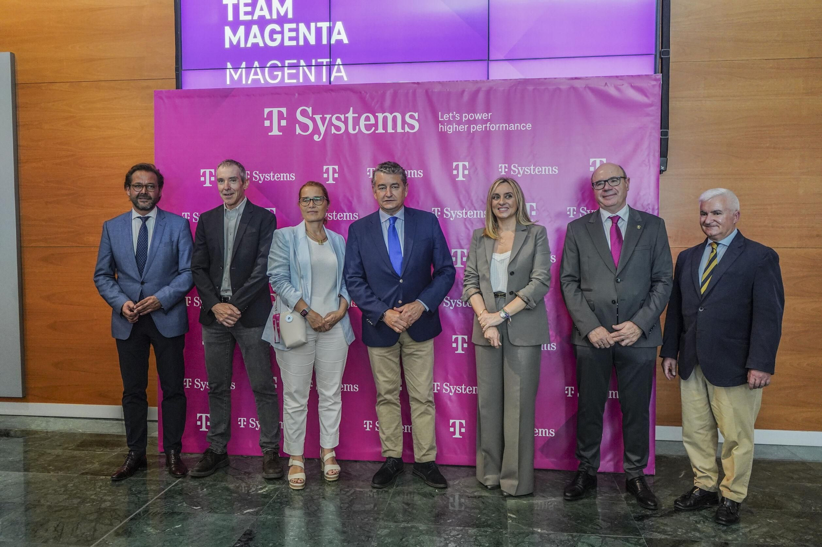 Sanz y Carazo, en la apertura de la filial de Telekom en Granada
