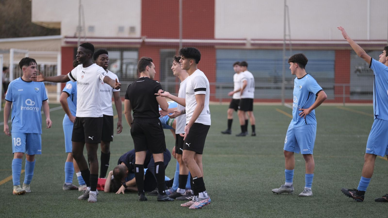 Los cañaeros protestan la acción que acabó conllevando la de Rubén Figueroa.