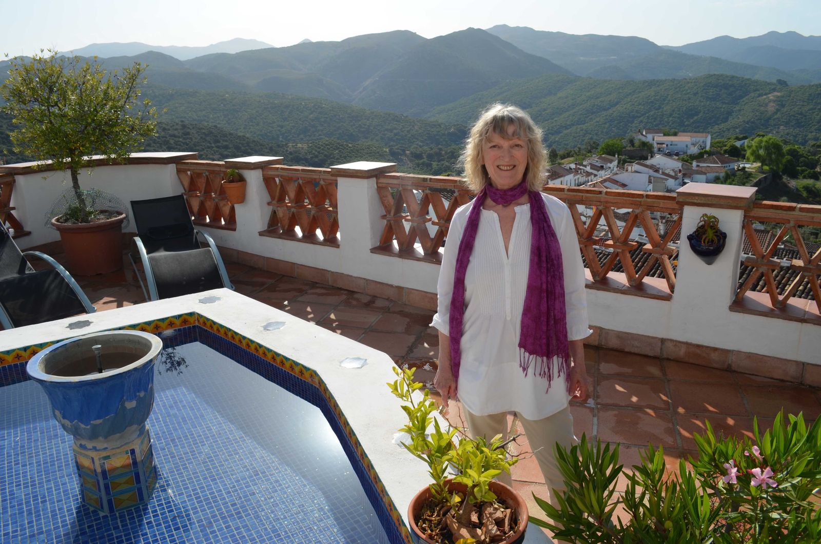 La propietaria del establecimiento en la terraza con vistas al Valle del Genal