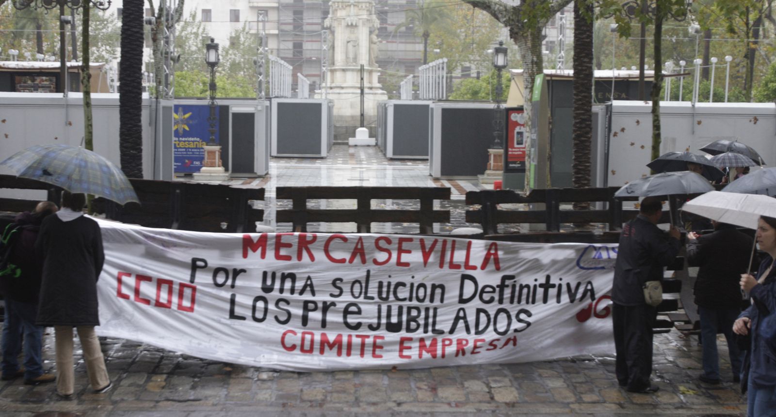 Una protesta de los trabajadores de Mercasevilla frente al Ayuntamiento.