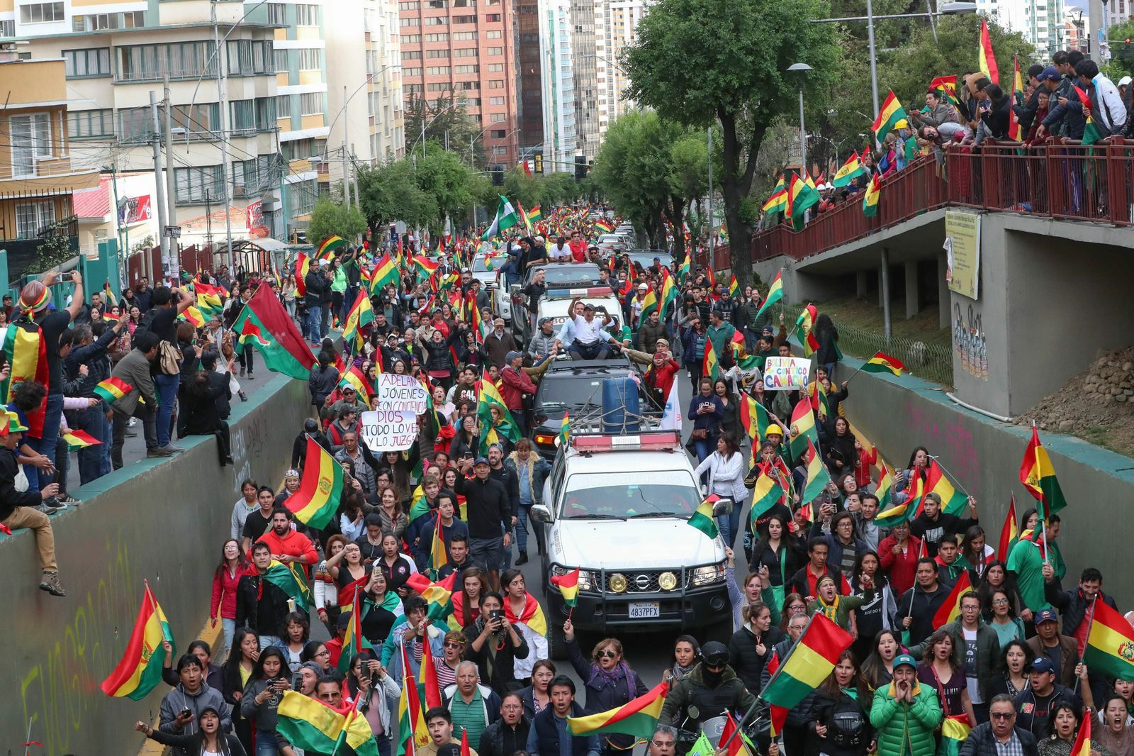 Ciudadanos bolivianos celebraban la renuncia de Evo Morales en La Paz.