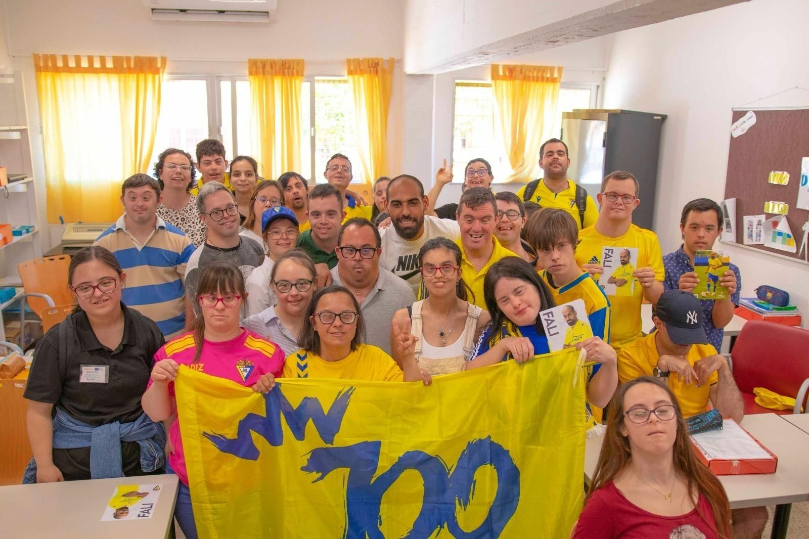 Foto de grupo de Fali con los alumnos de Lejeune.