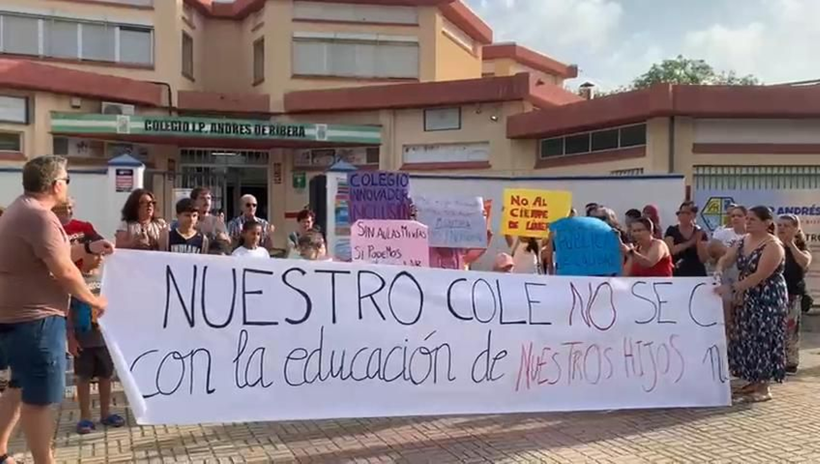 Concentración en el Andrés de Ribera por no poder matricular más niños