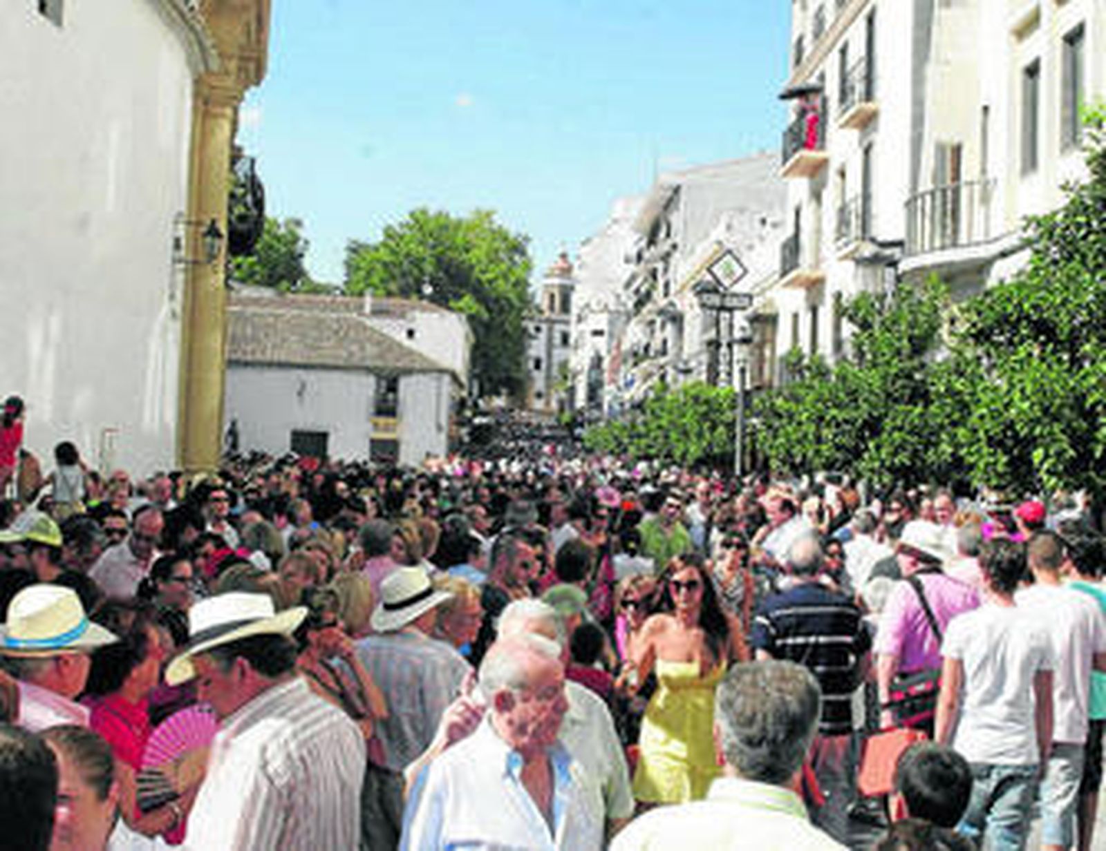 Los aledaños de la plaza de toros abarrotados de gente el año pasado.