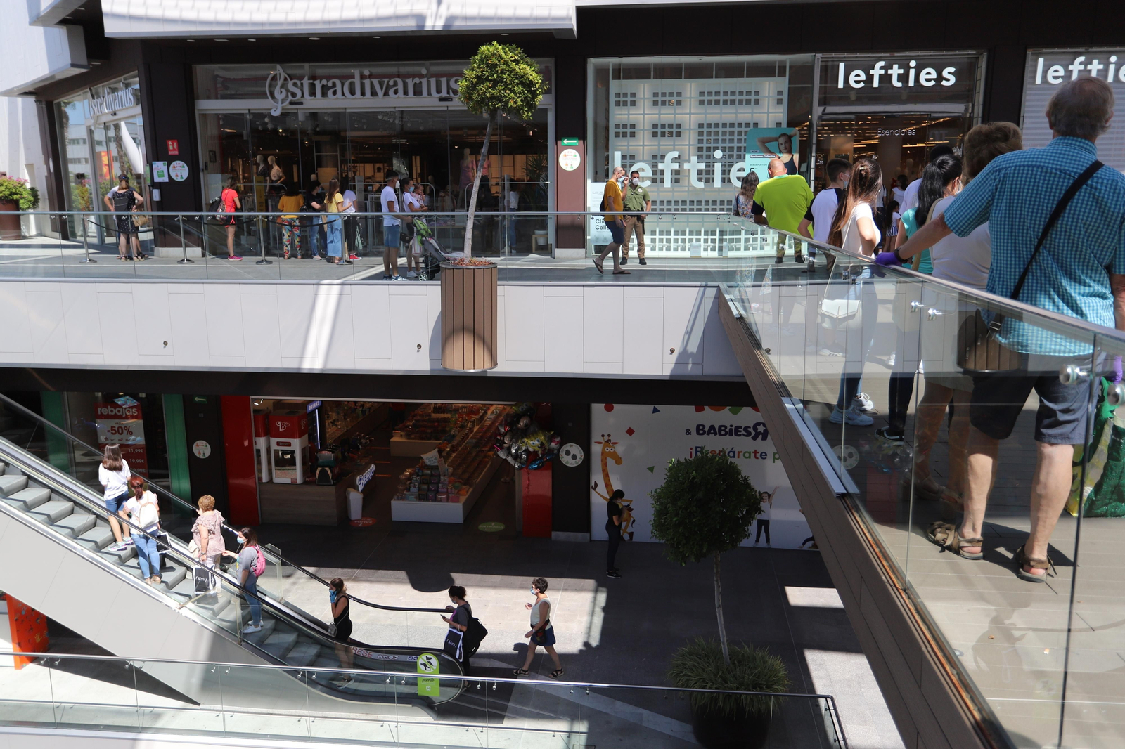 Imágenes de la apertura en la fase dos de la desescalada del centro comercial Holea en Huelva