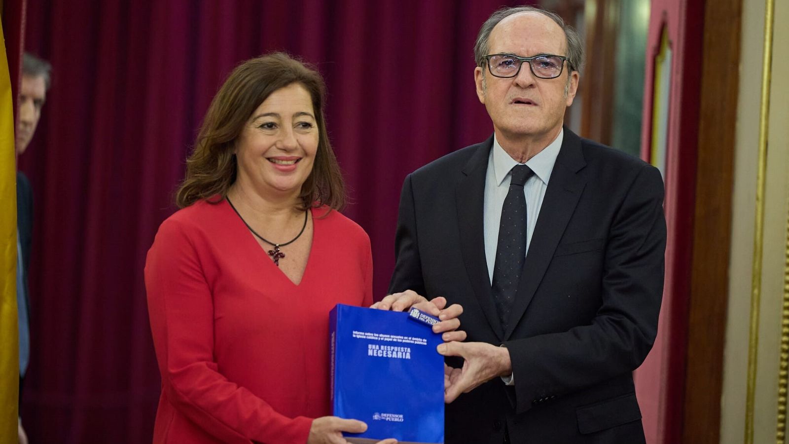 El Defensor del Pueblo, Ángel Gabilondo, entrega el informe a la presidenta del Congreso.