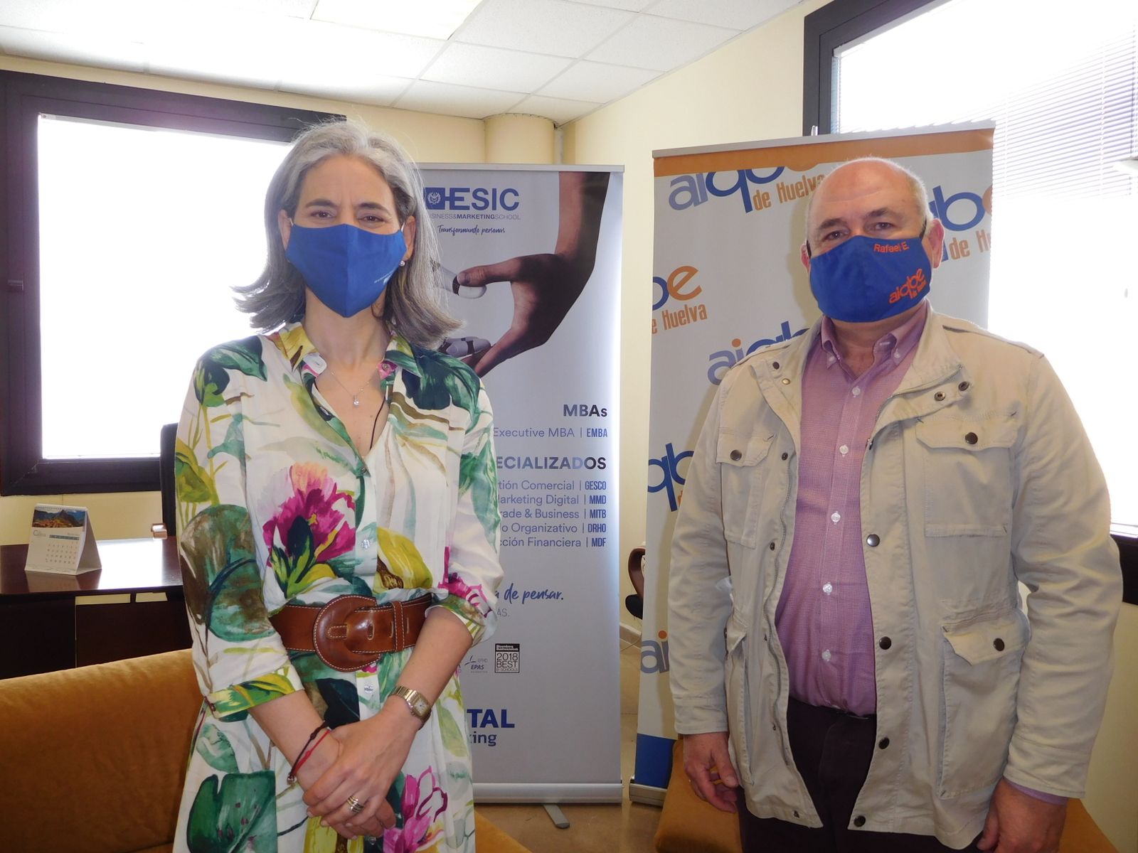 Firma del convenio con Patricia Cuevas Sarria, directora de ESIC Sevilla, y Rafael Eugenio Romero García, gerente de la Asociación de Industrias Químicas, Básicas y Energéticas de Huelva (AIQBE).