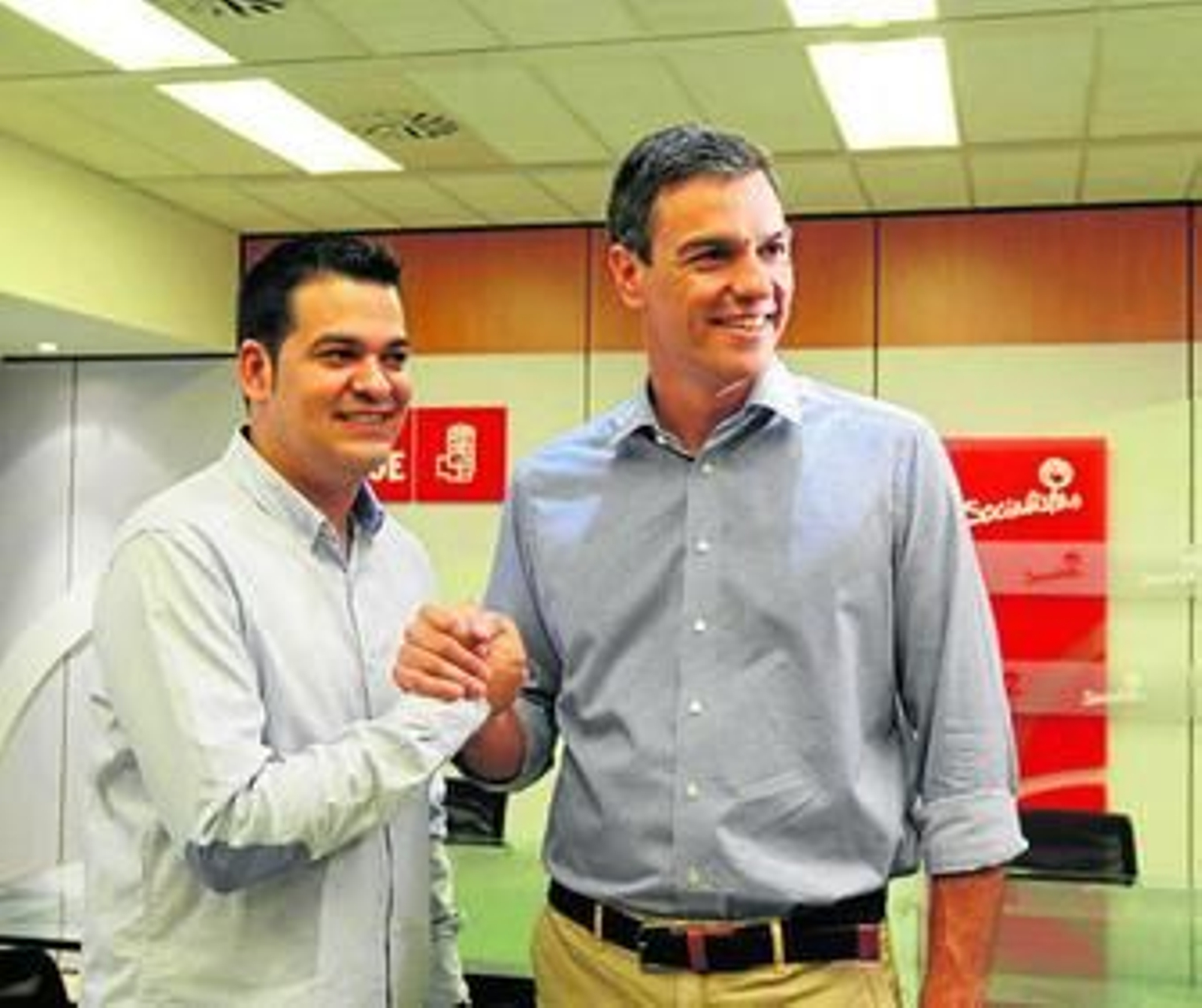 Pedro Sánchez saluda en Ferraz al responsable de las Juventudes Socialistas, Nino Torre.