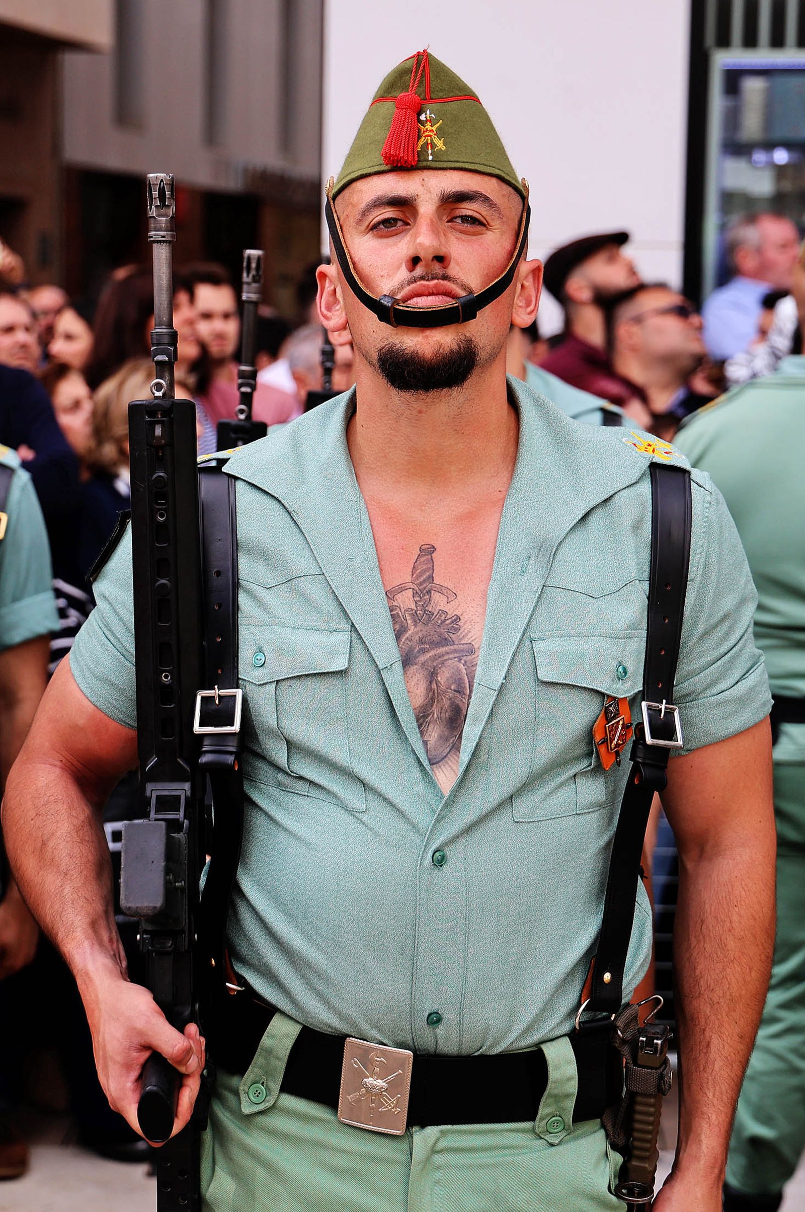 Sábado de Pasión: Imágenes de la procesión del Cristo de la Vera+Cruz portado por el Grupo de Caballería Ligero Acorazado 'Reyes Católicos' II de la Legión de Ronda