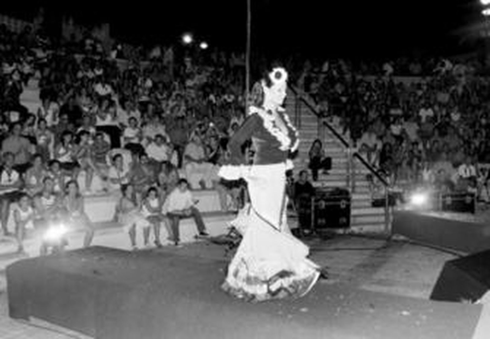 Momento del desfile de moda flamenca en el Anfiteatro que estuvo a rebosar.
