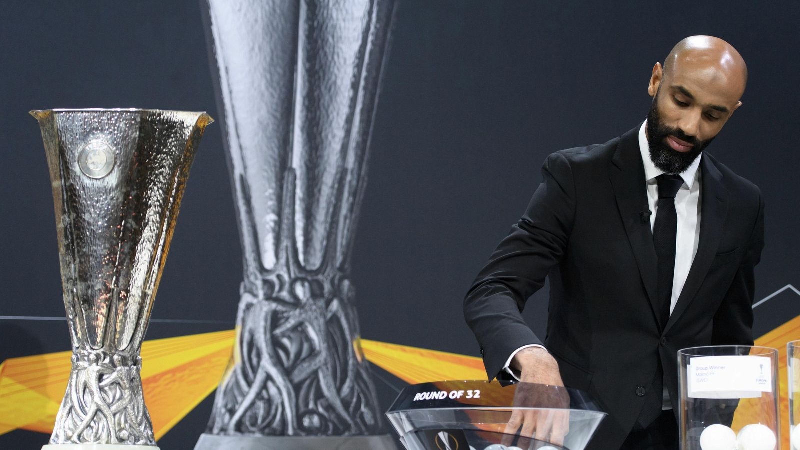 El mítico Kanouté extrae una bola durante uno de los sorteos de la actual Europa League.