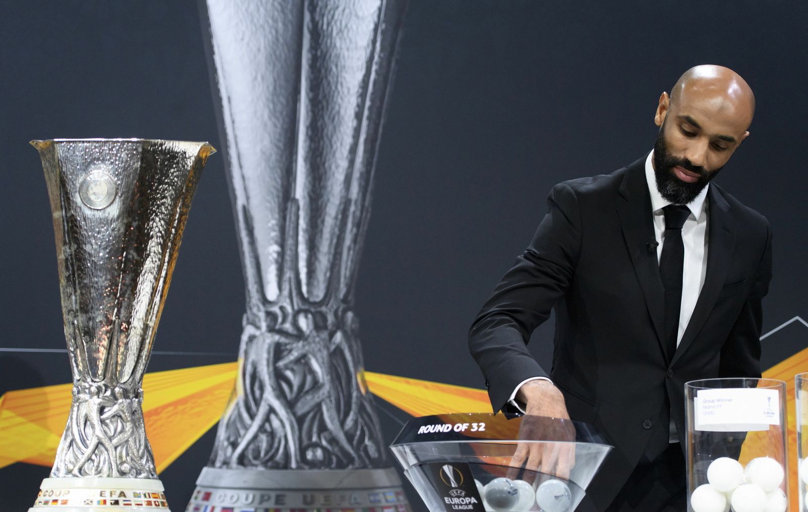 El mítico Kanouté extrae una bola durante uno de los sorteos de la actual Europa League.