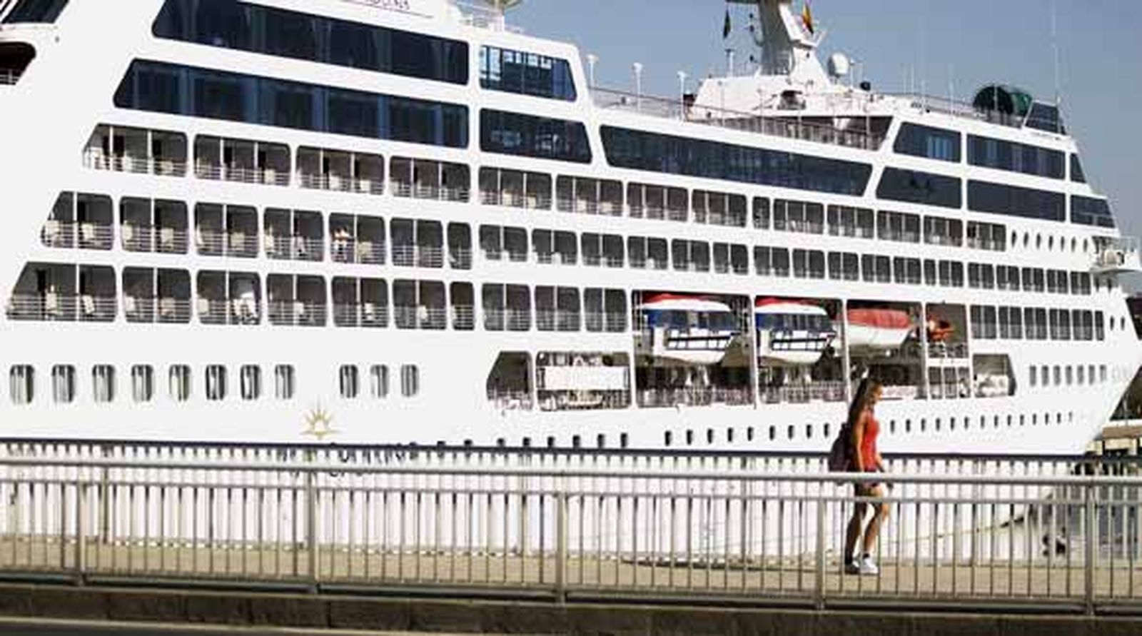 El crucero 'Adonia' atraca en Sevilla por primera vez