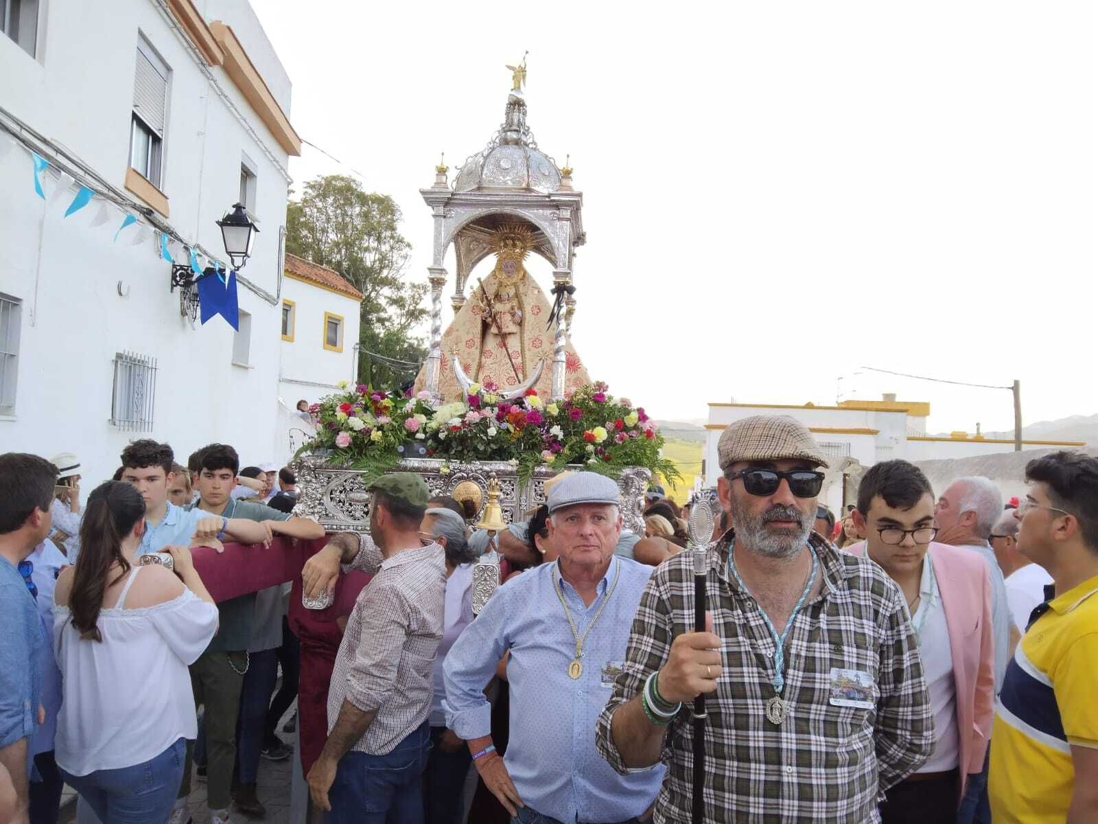 El alcalde, Javier Pizarro, acompañó a la  Virgen de los Santos en su regresado a Alcalá de los Gazules.