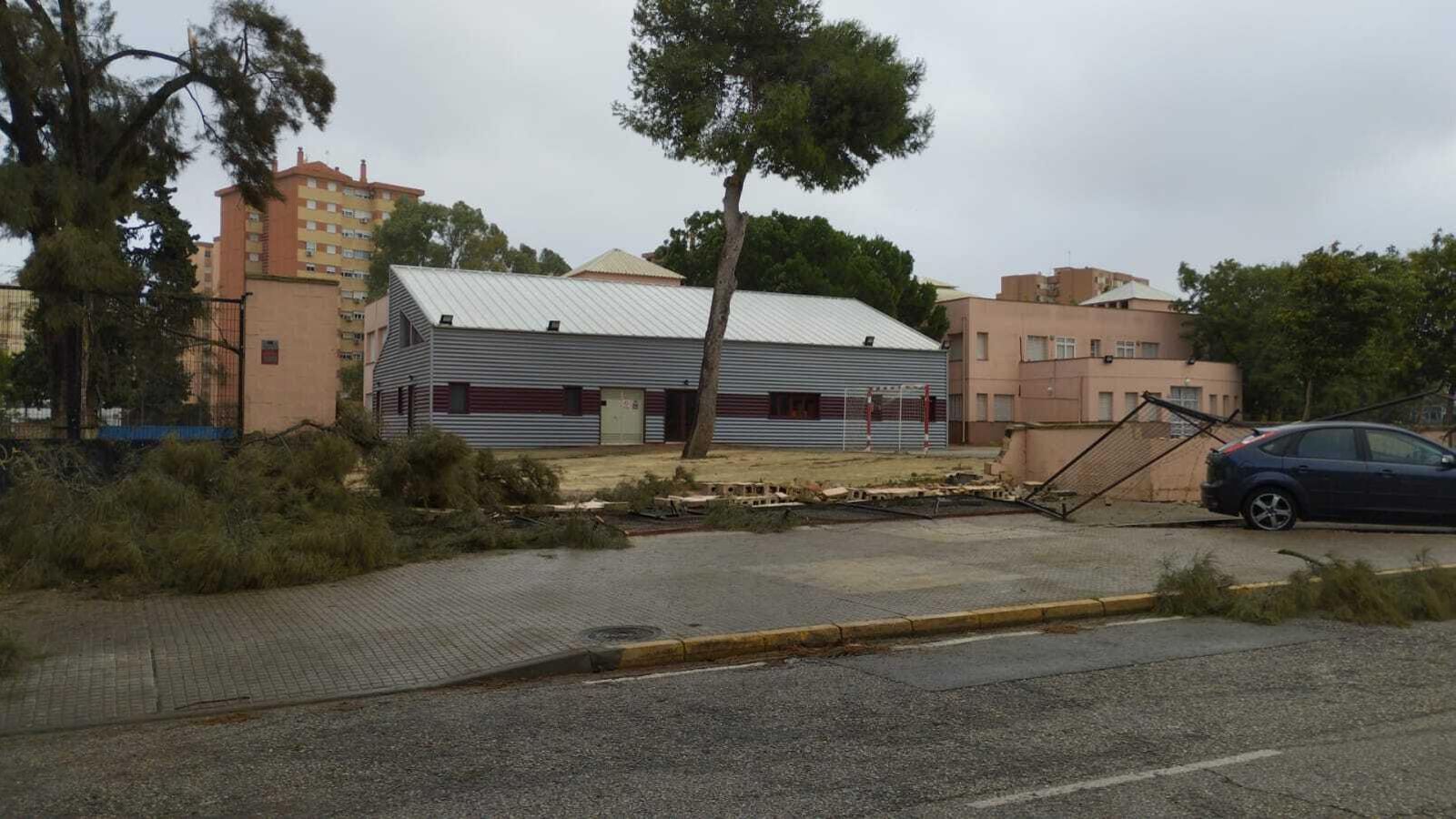 Una imagen del muro del Colegio Albariza que se ha desplomado.