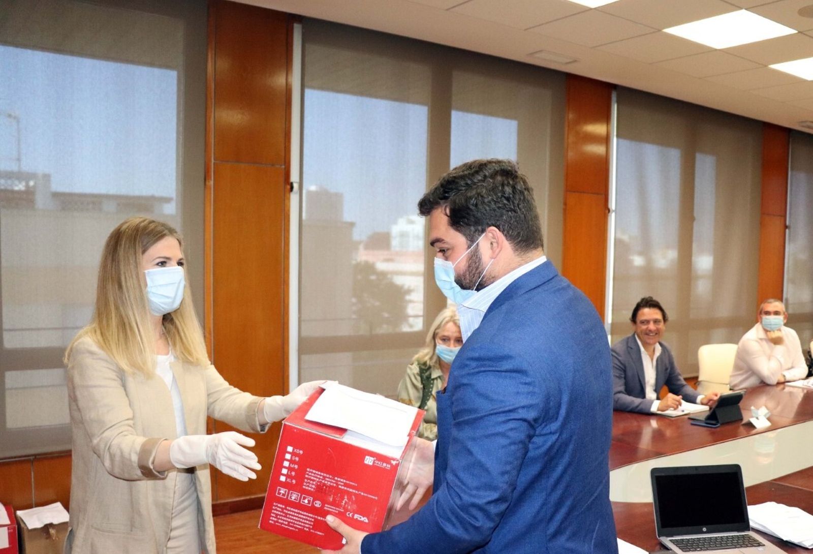 Ana Mestre repartió parte del material este lunes.