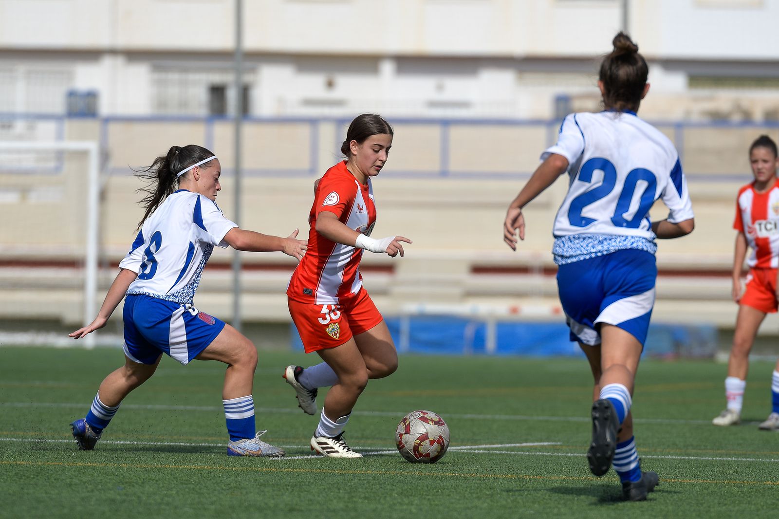 La rojiblanca Cañadas se marcha de una rival durante una acción del encuentro frente a las granadinas.