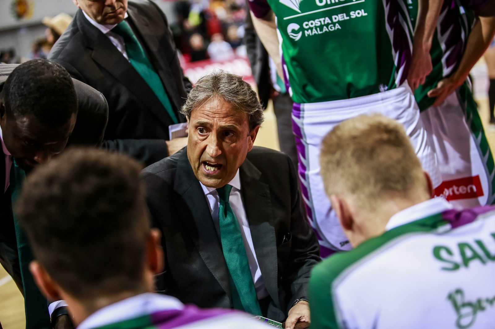 Casimiro da instrucciones a sus jugadores.