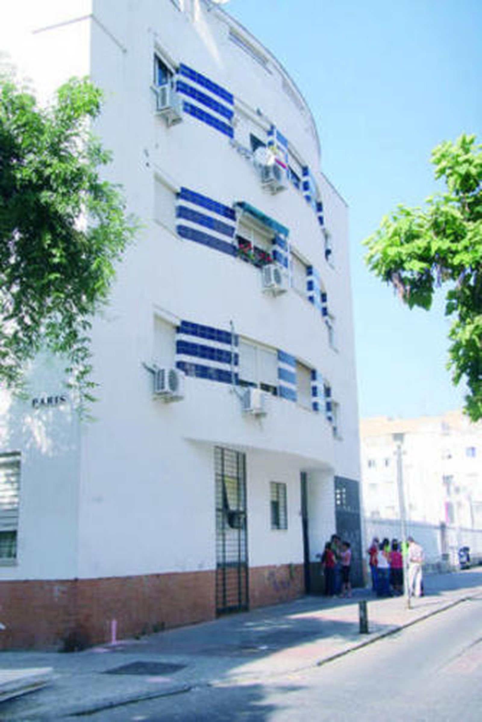 La fachada del bloque 8 de los pisos sociales de la calle Burdeos.