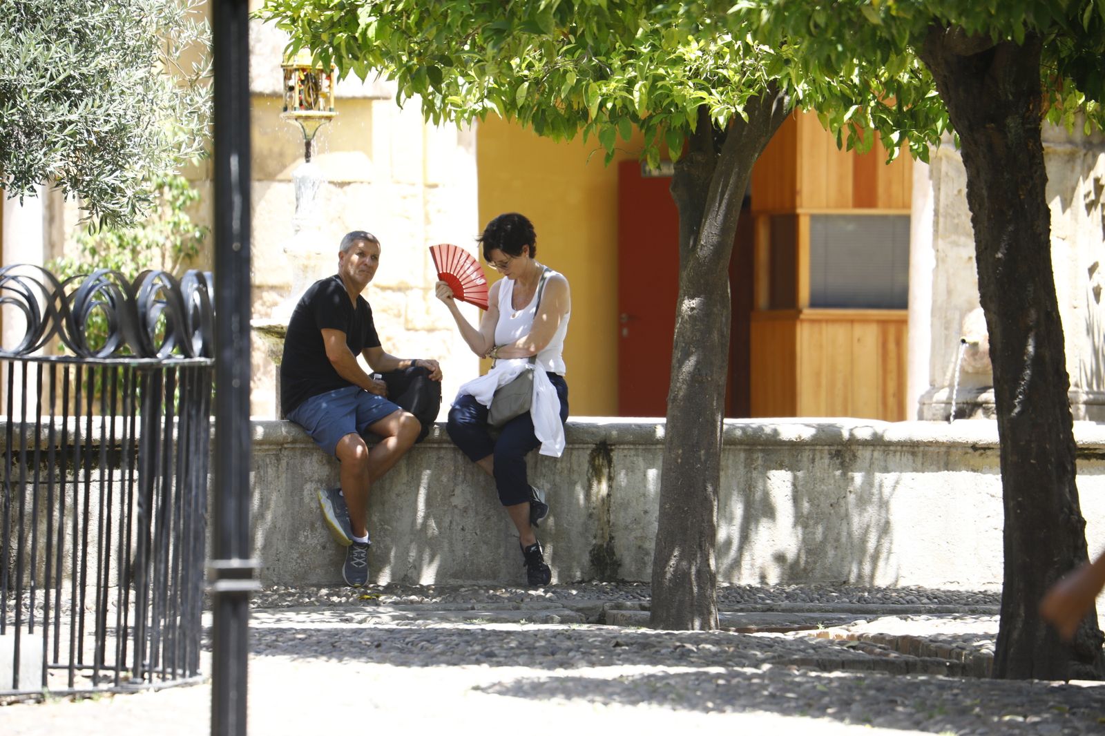 Imágenes de la ola de calor en Córdoba: sombreros, paraguas y fuentes para sobrevivir al aviso naranja